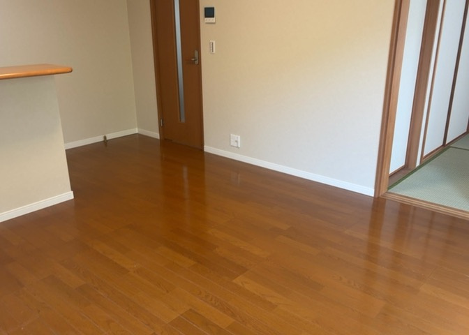 L型アイランドタイプは、キッチンからダイニングにもリビングにも目が行き届くので、とても使いやすい配置です。L字型独立タイプは、キッチンを独立させてるためLDKというよりもLDといった様なイメージです。