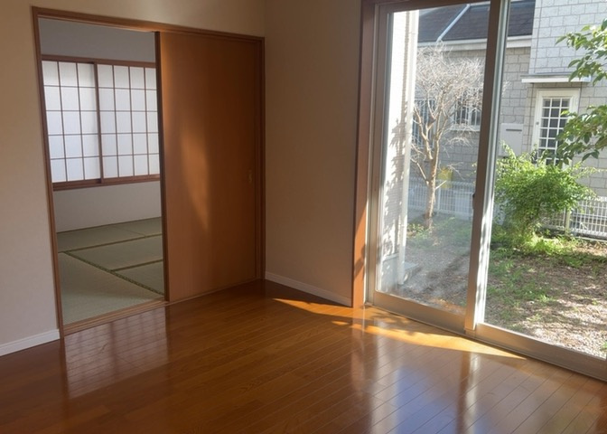 直線タイプはLとDKを一直線に並べた形で対面キッチンのタイプです。一般的なのでよく見かけるかもしれません。直線タイプに似た直接アイランドタイプは、キッチンとダイニングの間に壁がない分広く感じられます。