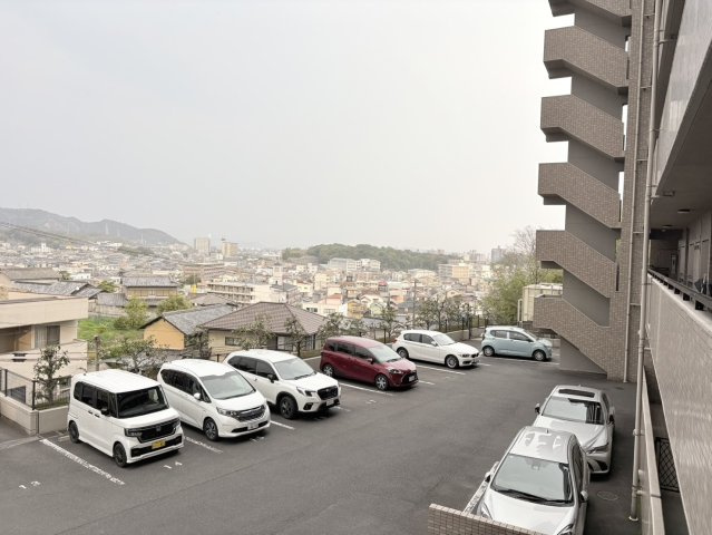 高台ならではの開放的な眺望が魅力で、街並みや遠くの景色まで見渡せます。風通しも良く、季節の移ろいを感じながら過ごせる贅沢な環境。日常にゆとりと癒しを与えてくれる住まいです。