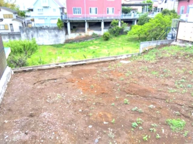 周囲は開けており、陽当たり・風通しともに良好な環境です。高低差を活かしたプランニングも可能で、眺望やプライバシー性を重視した住まいづくりにも適しています。