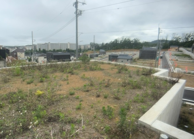 土地の形が極端に長細かったり、狭小地、あるいは道路との高低差がある傾斜地だった場合、後々売ろうとしても買い手がつかない場合もあります。後々、売却することになった時に価値の下がらない土地を選びましょう。