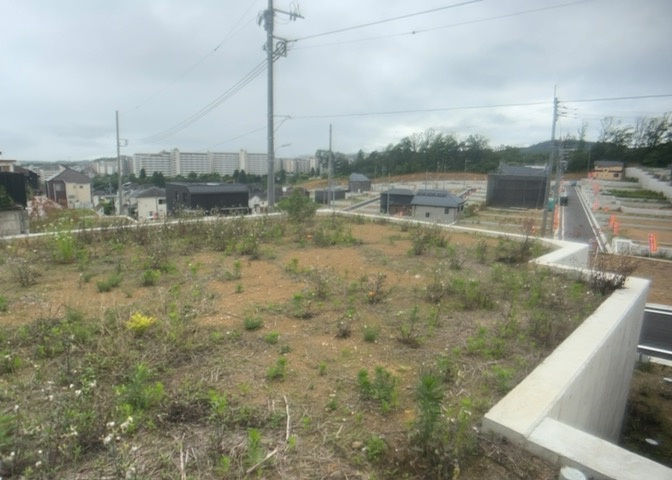 土地の面積＝住宅面積ではありません。建ぺい率の問題などで、土地のある場所によって住宅を建てられる面積は限られています。高さもしかり、「土地」という言葉の中には、建築条件も含まれると考えておきましょう。