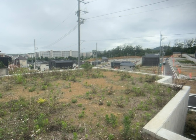 家を建てる場合、方位は要チェックです。現実的に日当たりのよい家ならばリビングは南側、建築基準法でも北側に当たる家への配慮は求められています。土地を見学に行く際は、方位磁針を持って行くようにしましょう。