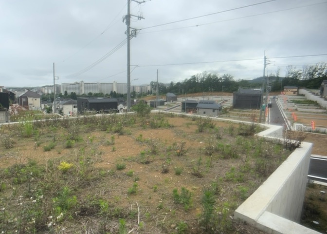 土地を買う際、住む地域の自治体や福祉の補助制度にも注目してみましょう。子供や老人の医療補助やゴミ出しのルールなど、自治体によってルールに大きな違いがあるため、暮らしやすい土地で判断するとよいでしょう。