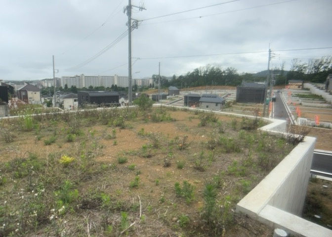 土地の前の道路に消火栓が設置されていることがあります。この場合、道路交通法第45条第1項により、駐車禁止の場所が指定されています。そのため、車庫などの駐車スペースをつくることができない場合があります。