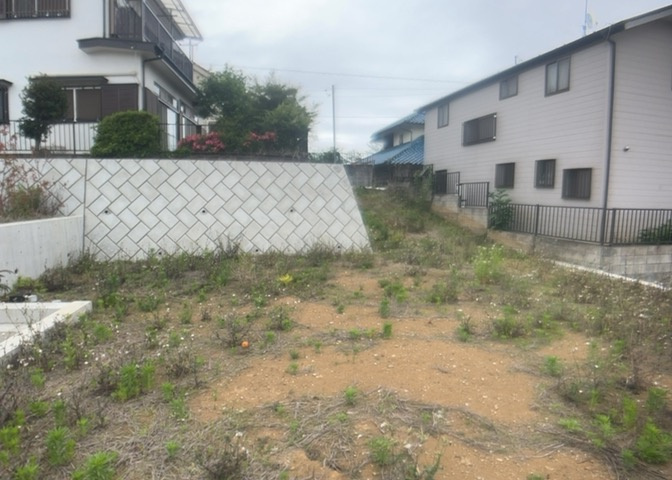 現地に行くなら、物件の周囲の地形がどうなっているかを見ることも大切です。周辺より低くなっている土地では、大雨などで水が集まりやすいため、地盤が弱くなっているということも考えられるため、注意が必要です。