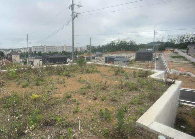 人が暮らすうえで日光は大切な要素となります。日当たりの良さは譲れないポイントですね。併せて近くに大きな建築物の建築予定がないか、あるいはそれが可能な土地が近くにないか事前に確認することもお勧めします。