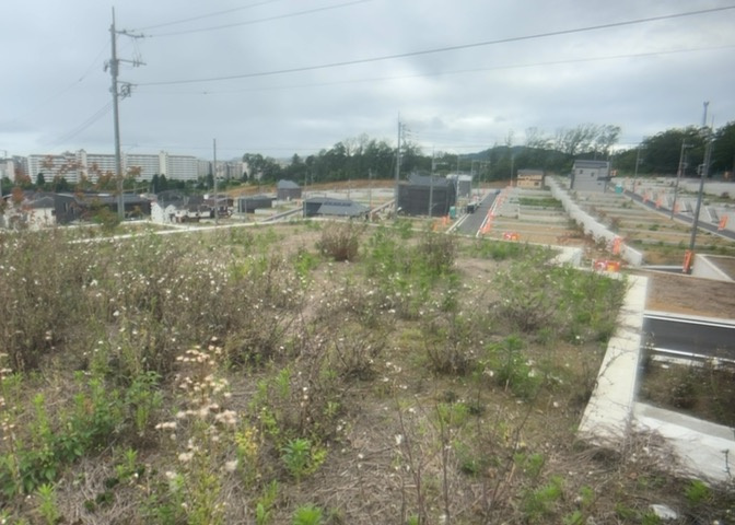 土地の形が極端に長細かったり、狭小地、あるいは道路との高低差がある傾斜地だった場合、後々売ろうとしても買い手がつかない場合もあります。後々、売却することになった時に価値の下がらない土地を選びましょう。