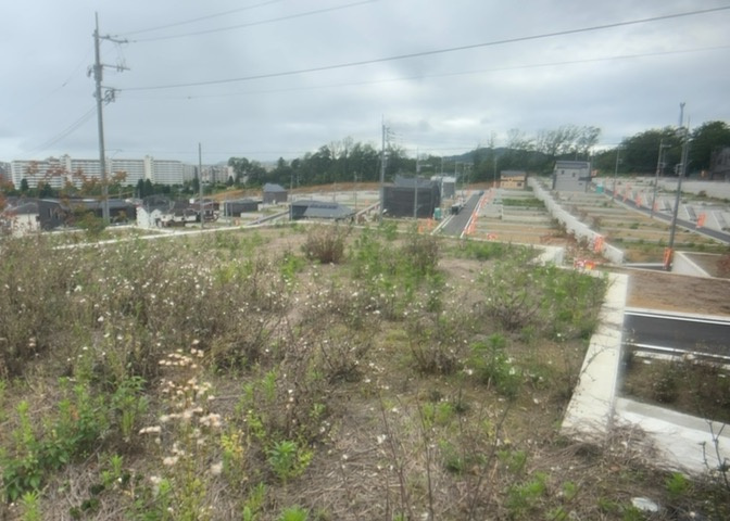 土地を買う際、住む地域の自治体や福祉の補助制度にも注目してみましょう。子供や老人の医療補助やゴミ出しのルールなど、自治体によってルールに大きな違いがあるため、暮らしやすい土地で判断するとよいでしょう。