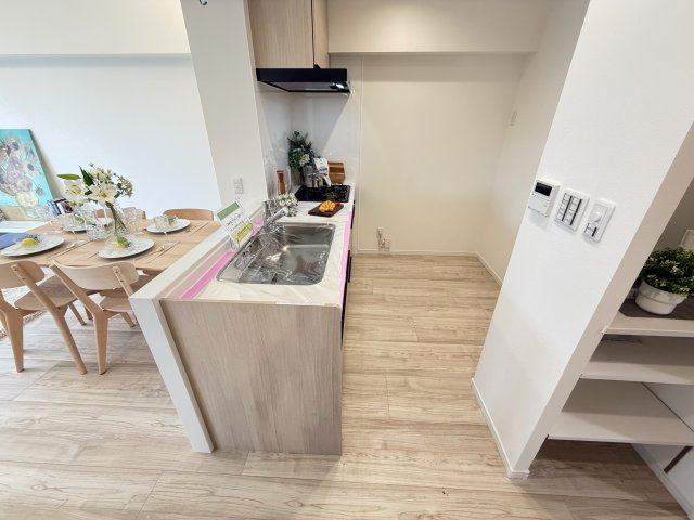 調理道具や調味料もすっきりしまえる、収納力のあるキッチン