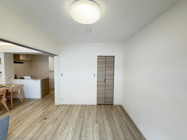 洋室6.1帖・引き戸で仕切って個室としても、開けて開放的にも使える間取りです。