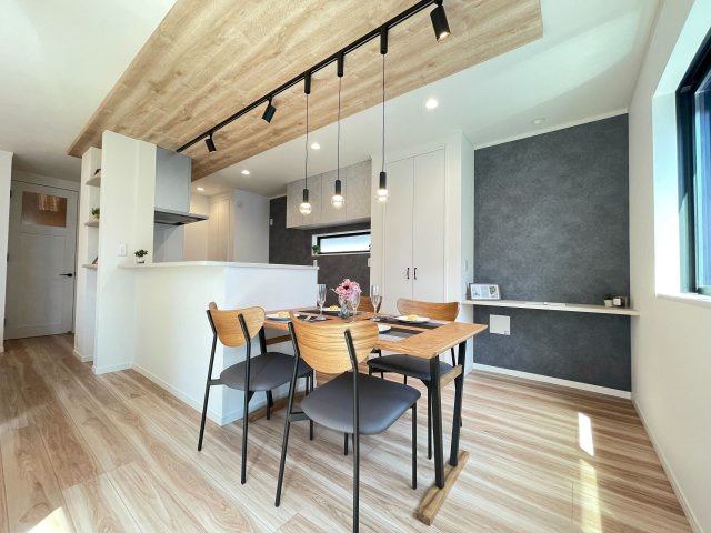 【トラストステージ施工例／ダイニング】　自社一貫施工のセミオーダー住宅にも対応いたします。