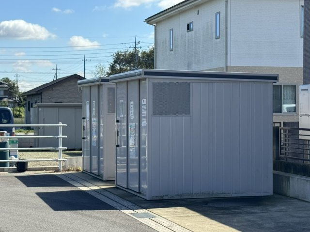 リビング収納。何かあった時に必要な書類や本棚、小物入れなど、様々な用途に応えます！（3年前当時の写真）