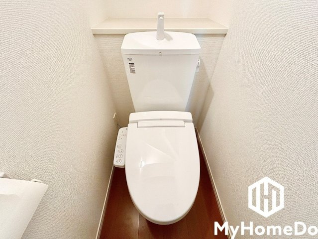 明るく清潔感溢れるトイレです。