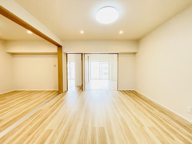 リビングを真ん中にして、バルコニー側に居室がある間取りです。