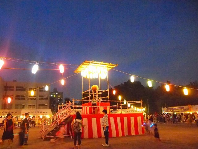 団地内で開催される夏祭りの様子