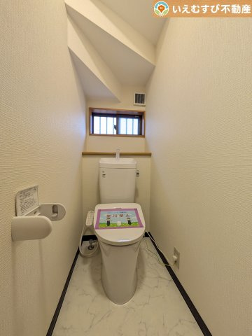 シンプルで清潔感のあるトイレ　窓付きで明るく、お掃除しやすいシンプルな空間♪