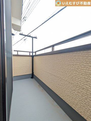 ゆとりの広さのバルコニー　南向きで採光たっぷりなのでお洗濯ものが乾きやすい♪おふとんを干すにも余裕の広さ！