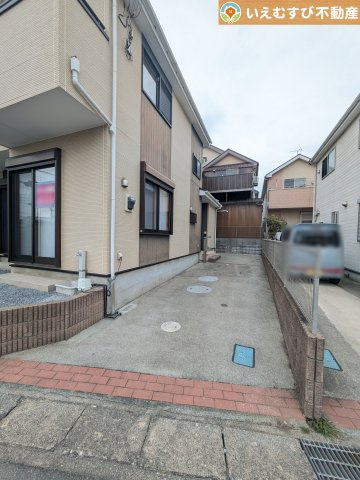 2台駐車可能なスペース完備　しっかり舗装してある駐車スペースで天気が悪く足元が悪い日でも乗り降りしやすい♪