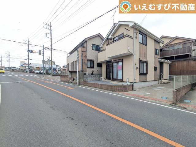 広々2車線の前面道路　間口が広くお車の出し入れも問題なく行えるスペースが確保されていて安心♪