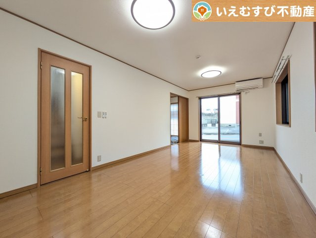 自然光で満たされる明るく開放感溢れるリビング　たっぷりの採光で明るい空間。家族みんなでくつろげます♪
