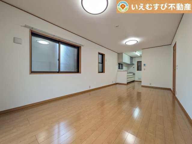 ナチュラルな色合いで落ち着いた印象のリビングダイニング　ぬくもりのあるナチュラルな空間。グリーンを飾っても相性が良さそうですね♪