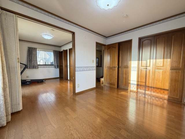 二部屋をつなげて使える広々とした洋室は開放的な空間が魅力。仕切って個室としても利用でき、家族構成やライフスタイルに合わせて柔軟に使えます。大きな収納も備え主寝室や書斎など多目的に活用できる快適な一室。