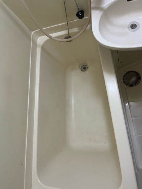 広めのバスタブ　洗面ボールがあります。