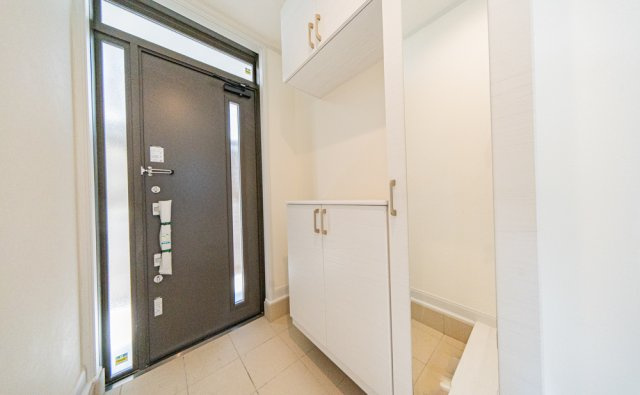 玄関には大型シューズボックスがございます