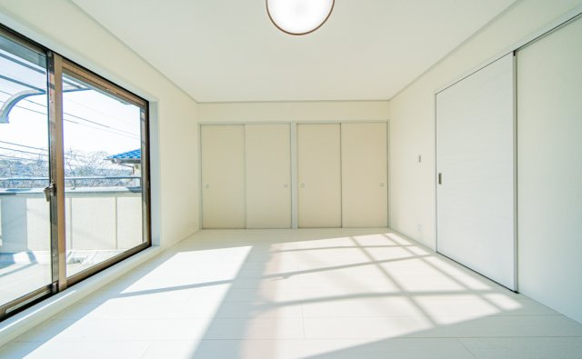 二面採光で明るい洋室