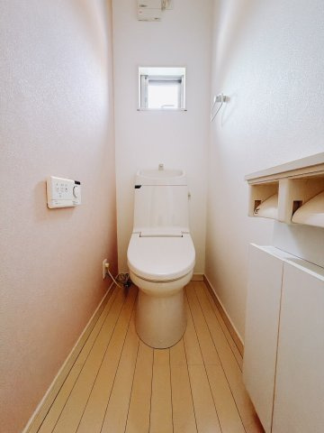 ■トイレ｜トイレは1・2階それぞれにシャワー付きトイレを完備。朝夕の忙しい時ほど、家族のトイレ時間がかぶるもの。トイレが2箇所にあると時短にも繋がり便利です。