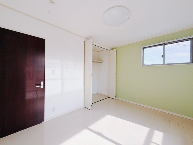 ■2階洋室｜大きな収納があるのでいつでも部屋がすっきりと片付きます*。