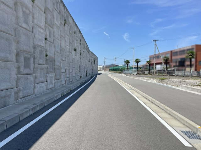 南東側前面道路