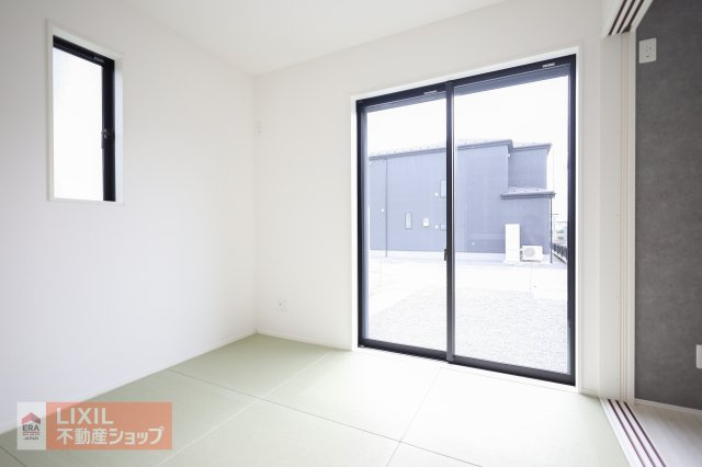 【和室／現地完成写真】LDKに隣接した和室は、客間、お子様のスペース、LDKの延長として便利です。