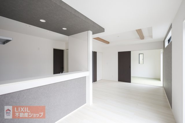【リビングダイニング／現地完成写真】明るい日差しの入るリビングは家族団らんの場所にはピッタリです。