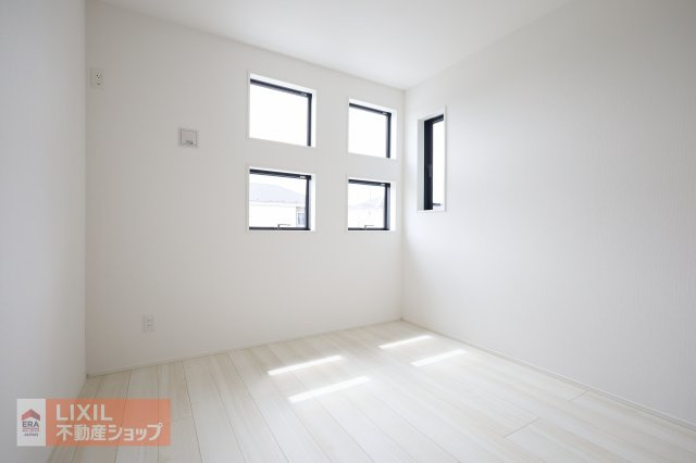 【子供部屋／現地完成写真】クローゼットがついていおり、学習机、ベッドを設置するのに丁度よい広さ。