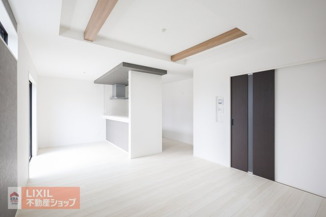 【ダイニング／現地完成写真】家族でくつろげるダイニング。テーブルを置いてもゆとりのある広さ。