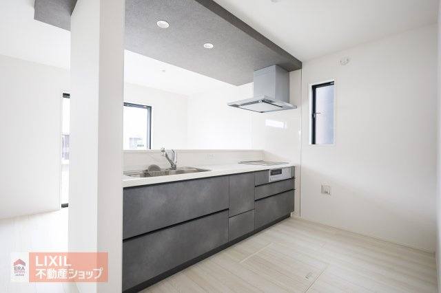 【キッチン／現地完成写真】対面式キッチンカウンターでご家族とふれあいながら料理が出来ます。