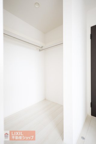 【収納／現地完成写真】奥行のあるクローゼットが居室についています。大容量の収納ラックなども置けます。