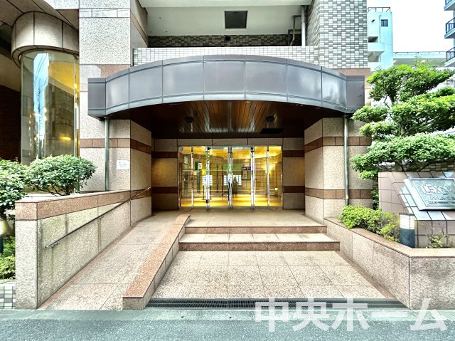 【エントランス】マンションのエントランスは、その物件の印象を決める、顔とも言える場所です。毎日通る場所ですからきれいなのが一番です。エントランス内はオートロックですので暮らしの安全も確保されています。