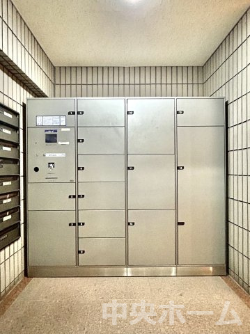 【宅配ボックス】在宅時・不在時に関わらず、居住者の代わりに非対面で宅配物を受け取ってくれる便利な設備です。わかりやすくご説明致しますので見学時にはお部屋だけではなく共用部分もぜひチェックしてください。