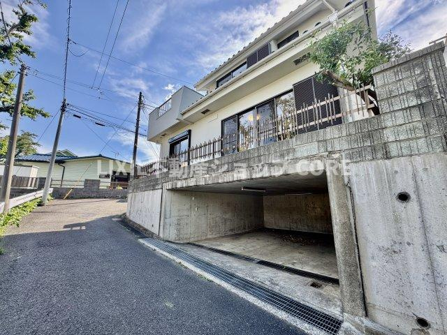 ゆったりとした駐車スペースを確保いたしましたので、大きめのお車でも駐車可能です。　