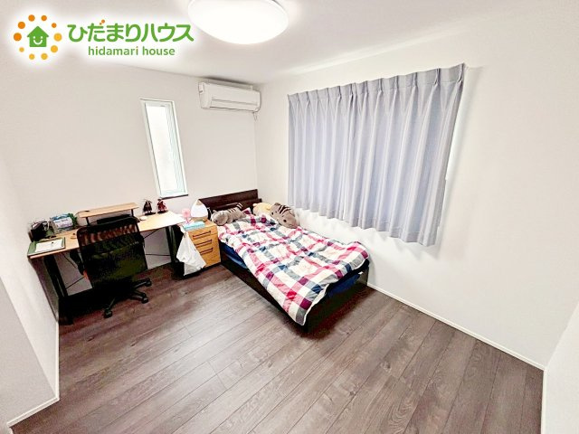 お日様の光とさわやかな風をたっぷりとりこめます。室内はいつも明るい印象なので気持ちの良い朝を迎えられます。毎日の生活も明るくなりそうです。　　