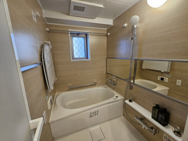 木目がオシャレなお風呂です