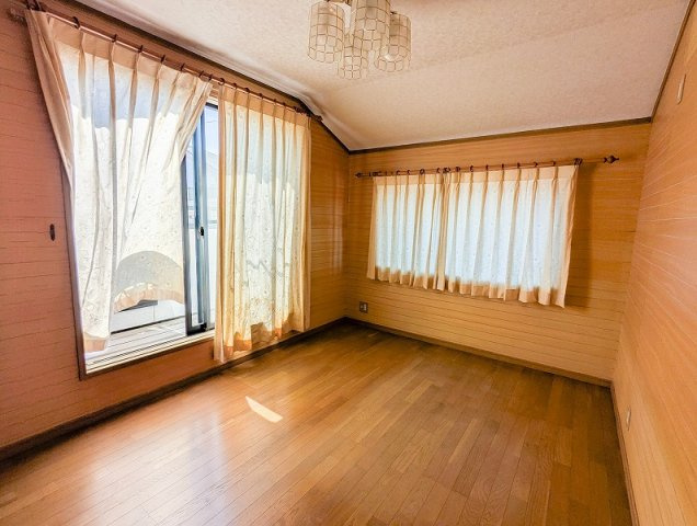 バルコニーに面し明るく開放感のある洋室です。