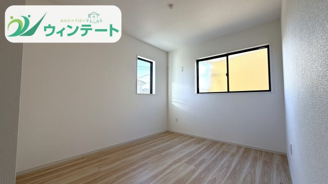 洋室は窓があり、明るく開放的な印象。収納も備えた便利な空間で、使い勝手の良い設計です。