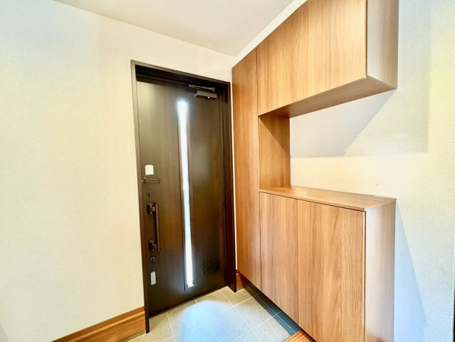 ゆとりある玄関スペースを確保。玄関横には便利な手洗いを設け、帰宅後すぐに手洗い・うがいができる衛生的な動線です。