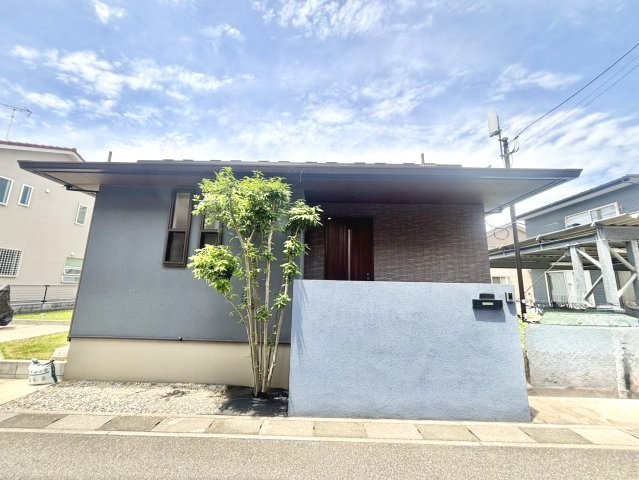 南東側協定道路のため陽当り良好！広々とした敷地約73坪・南西側には陽当り良好なお庭付き！2(3)LDK・フリースペース付きの平屋建！水回りの集中した家事ラク動線です！駐車スペース2台可(車種による)！