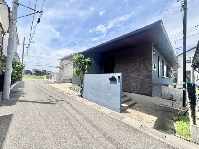 南東側協定道路のため陽当り良好！広々とした敷地約73坪・南西側には陽当り良好なお庭付き！2(3)LDK・フリースペース付きの平屋建！水回りの集中した家事ラク動線です！駐車スペース2台可(車種による)！