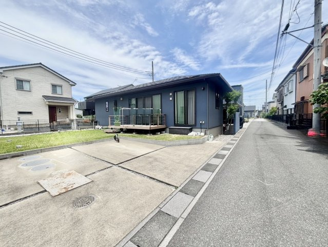 南東側協定道路のため陽当り良好！広々とした敷地約73坪・南西側には陽当り良好なお庭付き！2(3)LDK・フリースペース付きの平屋建！水回りの集中した家事ラク動線です！駐車スペース2台可(車種による)！